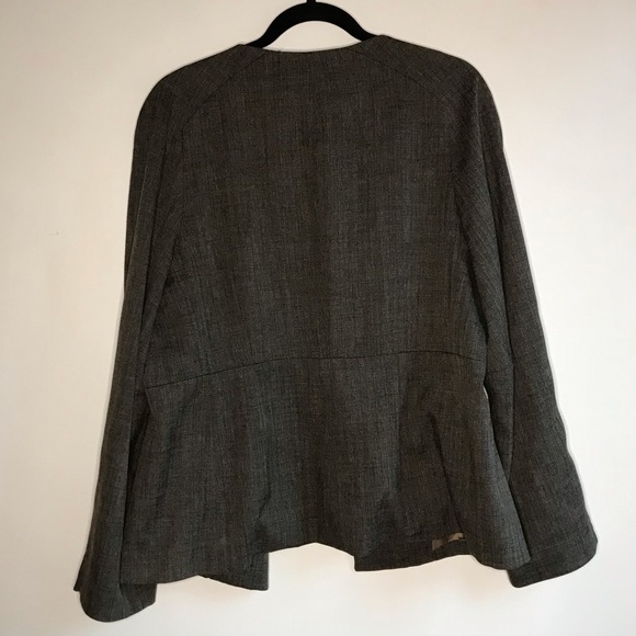 Jones wear size 12 stretch brown 
4 button blazer 
Made in Bangladesh - Picture 2 of 6